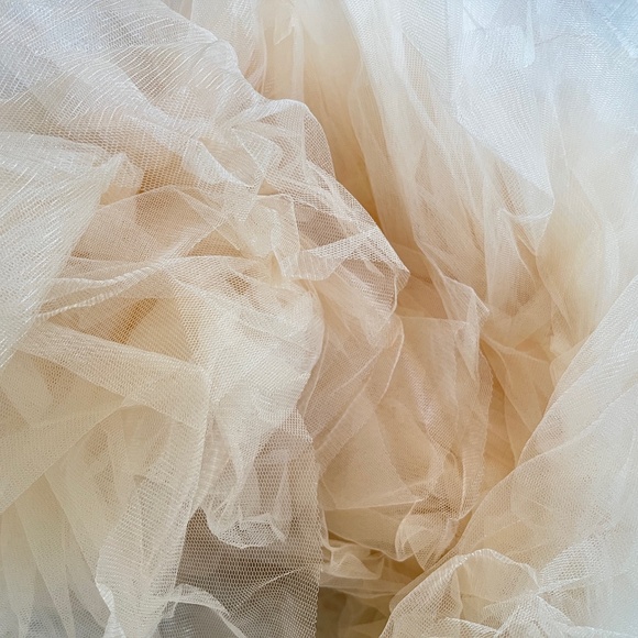 Tulle Maternity Photoshoot Gown - Champagne - Picture 5 of 9